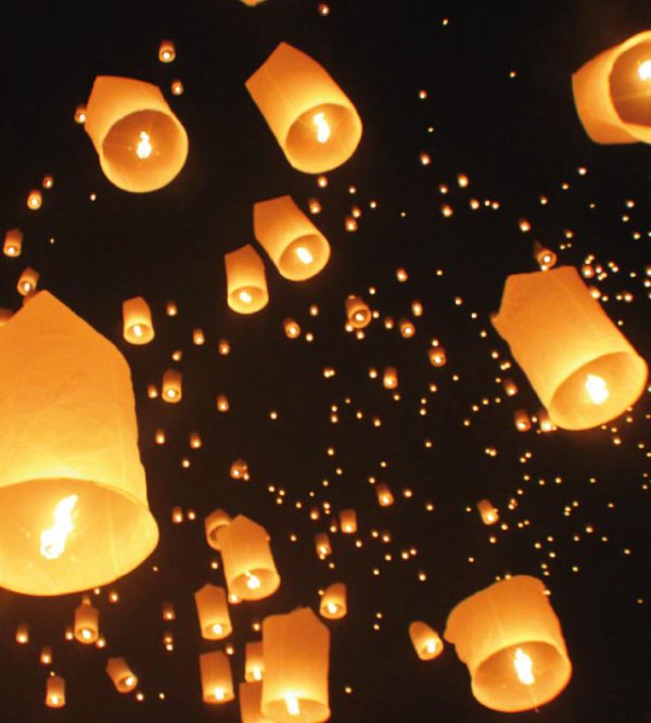 Mille lanterne volano alte nel cielo per salutare gioiosamente la