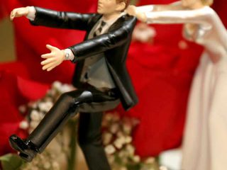 Wedding cake toppers: una tendenza, una moda e un gioco che impreziosirà in modo unico la vostra torta nuziale