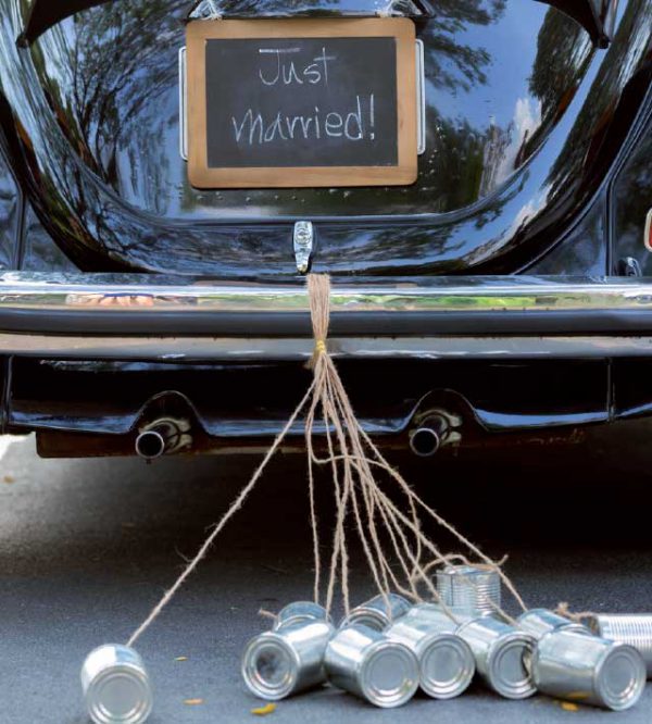 Barattoli e cuoricini per addobbare l'auto da cerimonia degli sposi 