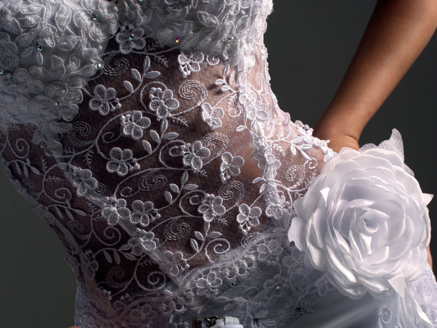 Tradizione e tecnologia si sposano nel prezioso ricamo dell’abito da sposa